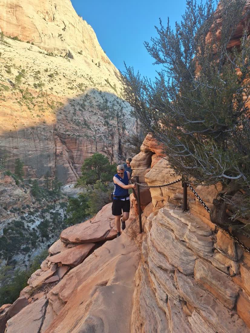 Klimmen langs de kettingen van Angels Landing, Zion National Park, Utah, Amerika
