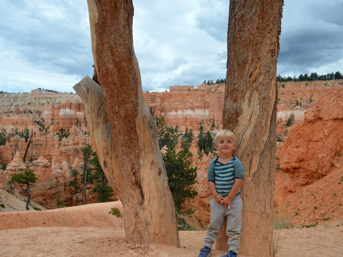 Kind tussen de rotspilaren van Bryce Canyon, Utah, Amerika