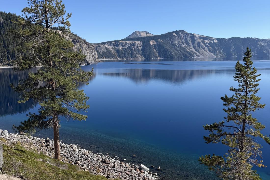 Crater Lake gezien vanaf de rand van de krater, Oregon, het noordwesten van Amerika