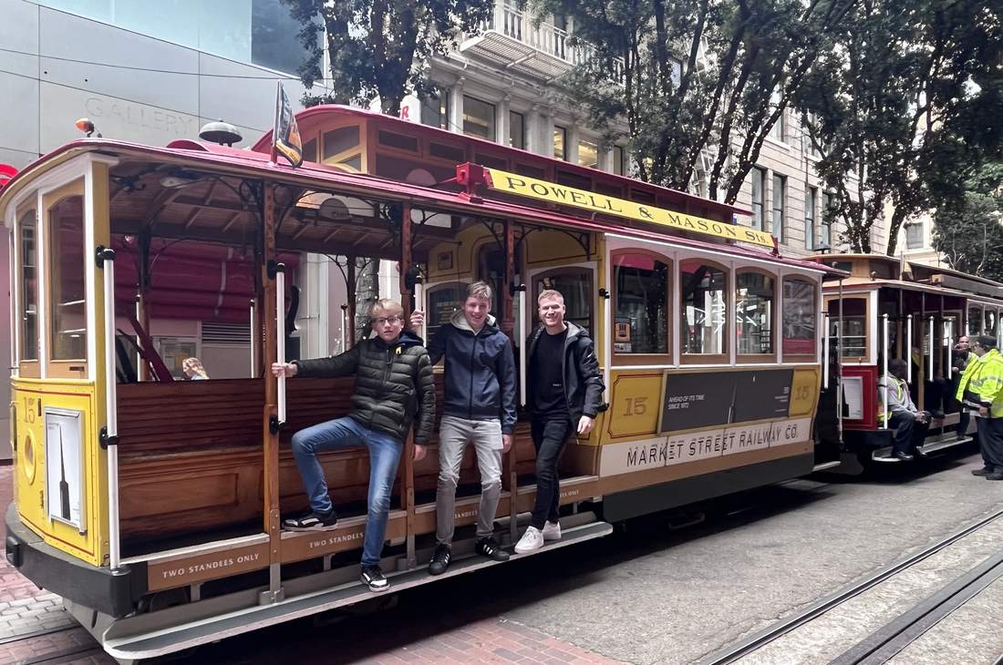 Gezin bij de cable car in San Francisco, Californië, Amerika
