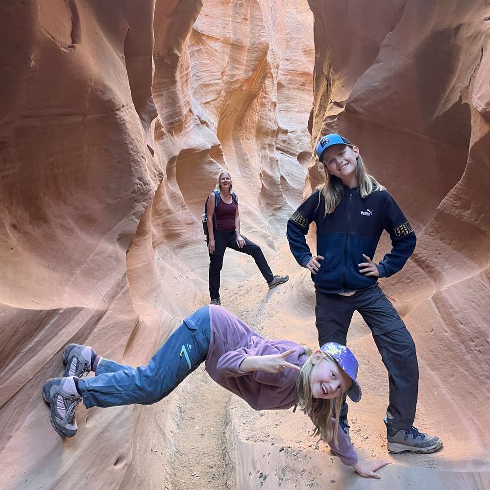 Gezin in een smalle slot canyon in het zuiden van Utah, Amerika