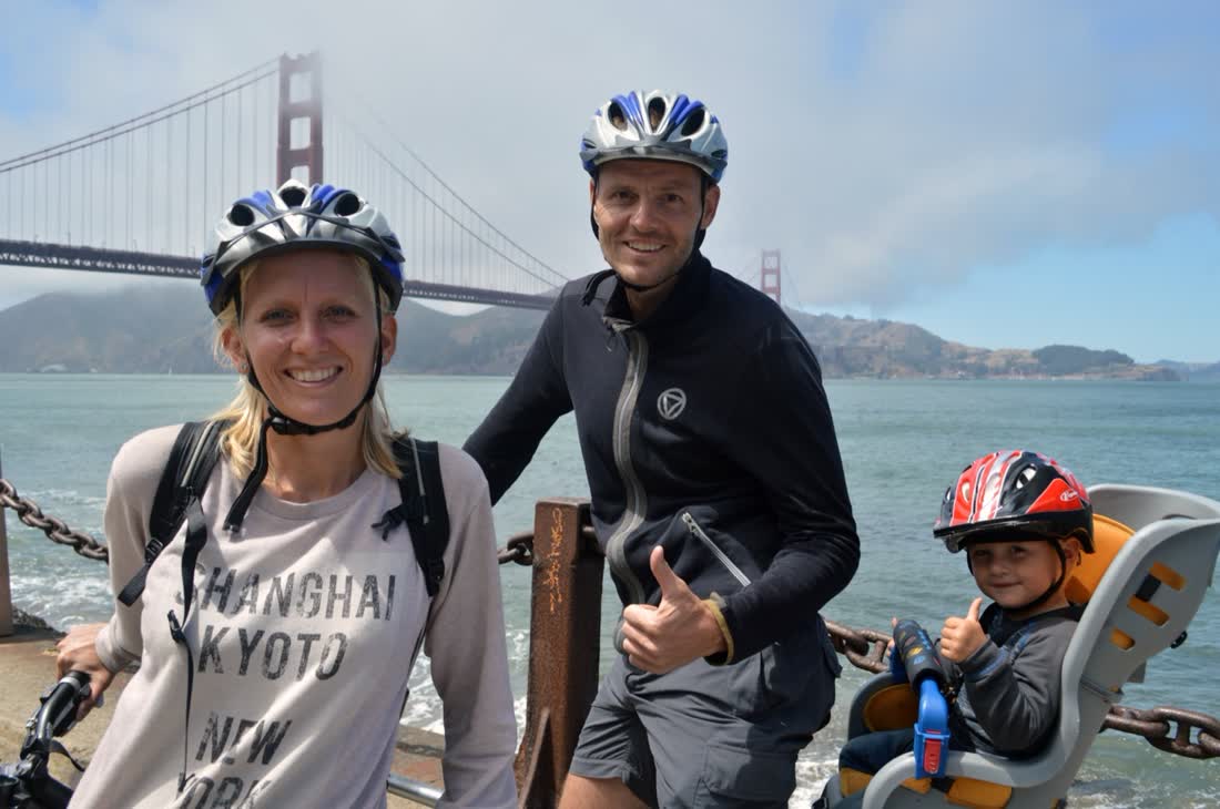 Gezin fietst bij de Golden Gate Bridge, San Francisco, Californië, Amerika