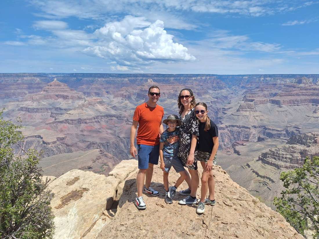 Gezin aan de rand van de Grand Canyon, Arizona, Amerika