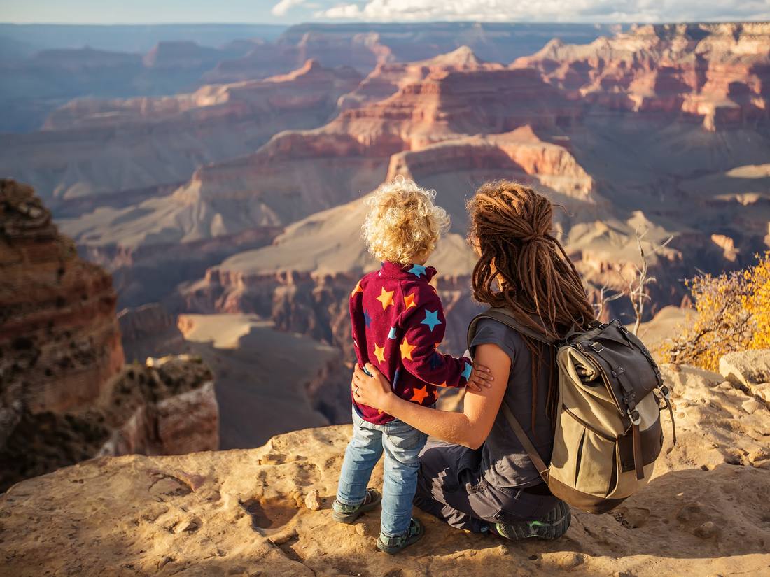 Moeder en kind op de rand van de Grand Canyon in het avondlicht, Arizona, Amerika