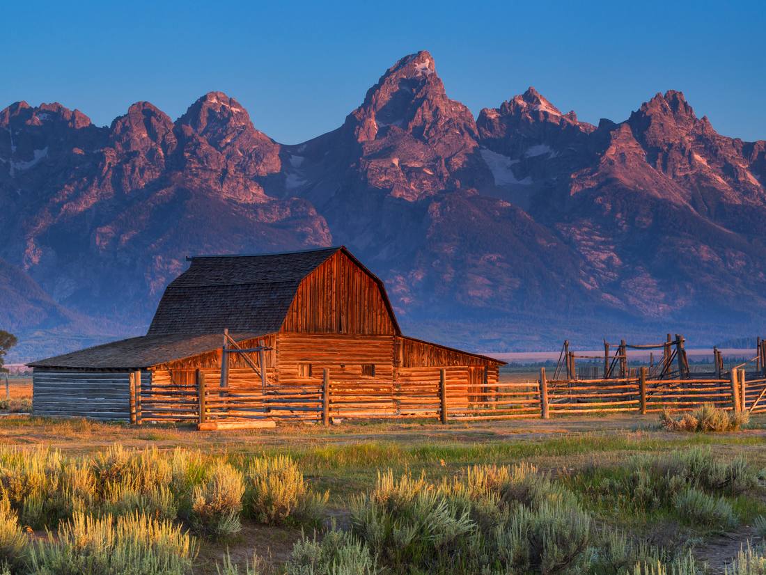 De oude schuur voor de bergen van Grand Teton, Wyoming, Amerika