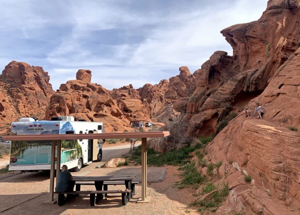 De huurcamper op een campground in het westen van Amerika