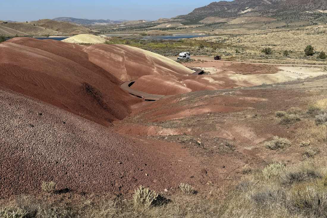 De gelaagde heuvels van de John Day Fossil Beds in Oregon, het noordwesten van Amerika