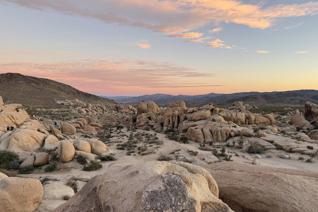 De rotsblokken van Joshua Tree National Park in het avondlicht, Californië, Amerika