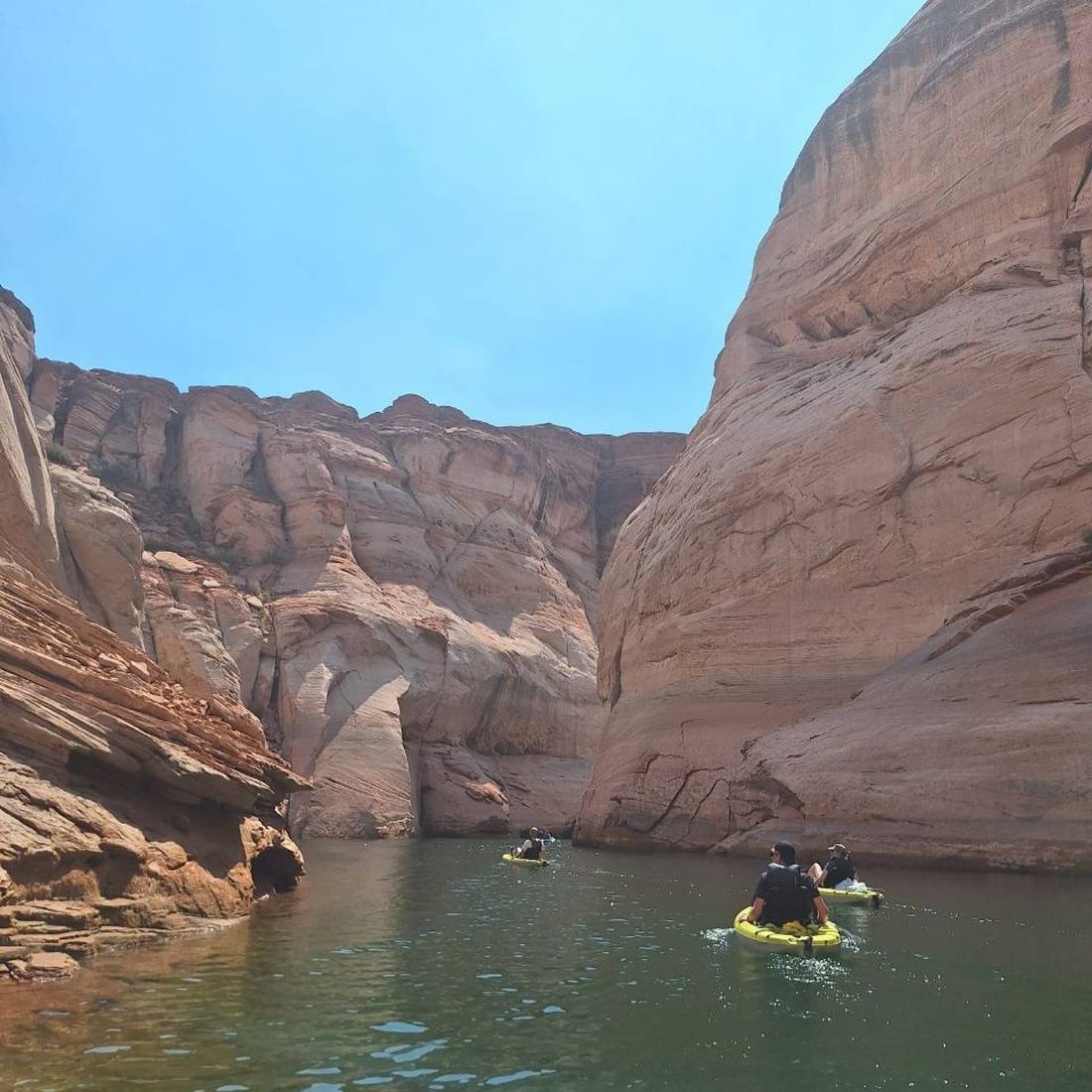 Met de kajak een zijkloof van Lake Powell in bij Page, Arizona, Amerika