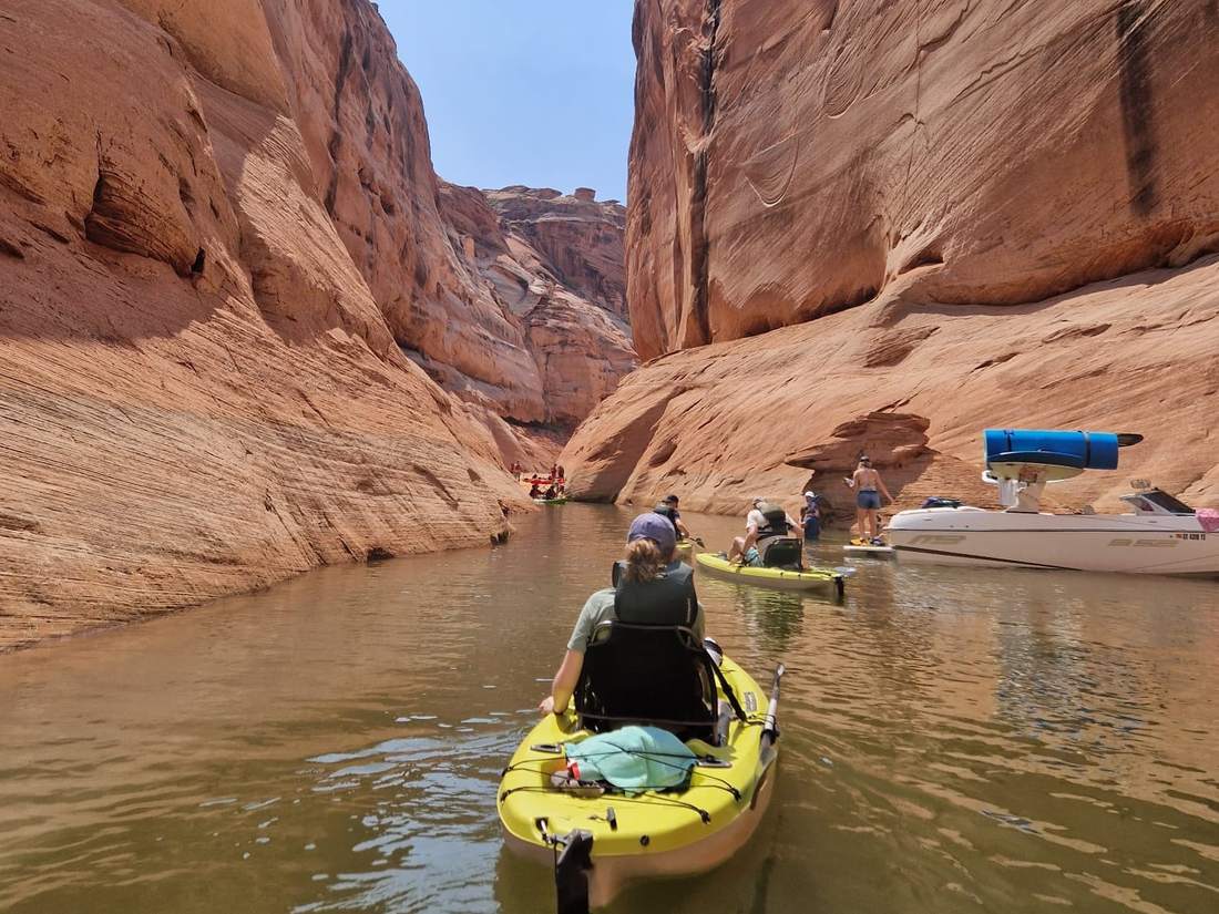 Met de kajak tussen de rotswanden van Lake Powell bij Page, Arizona, Amerika