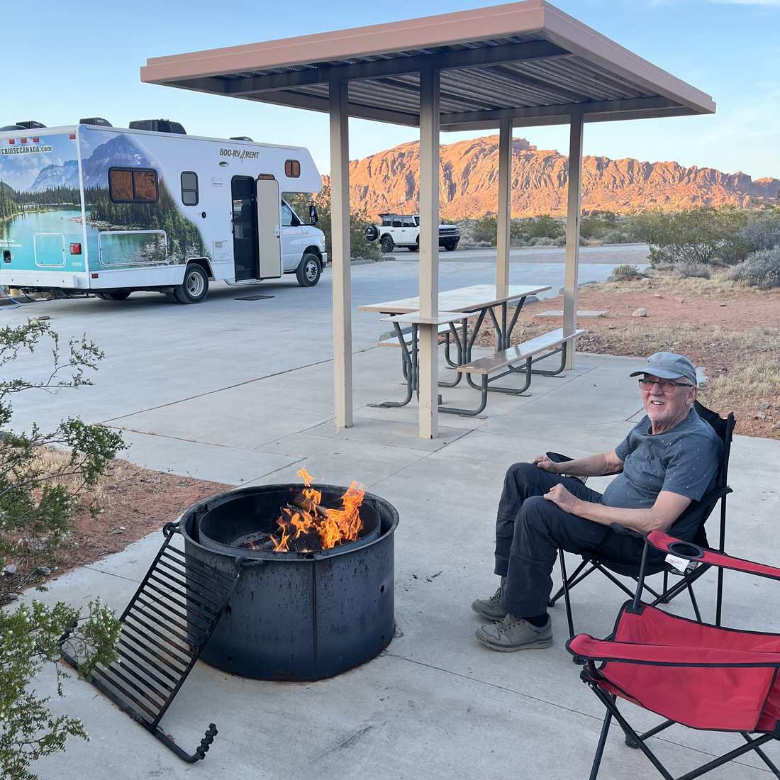 Een man bij het vuur naast de camper op een camping bij Las Vegas, Nevada, Amerika