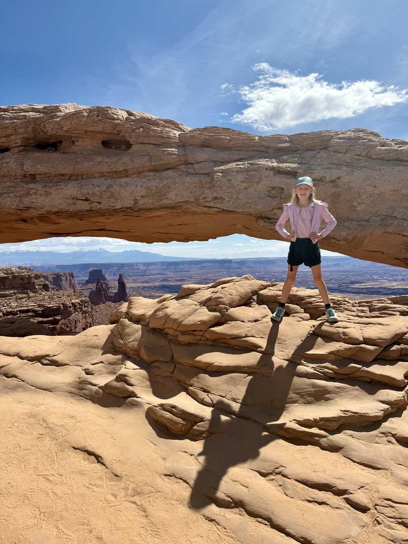 Kind bovenop een rotsboog in het zuiden van Utah, Amerika