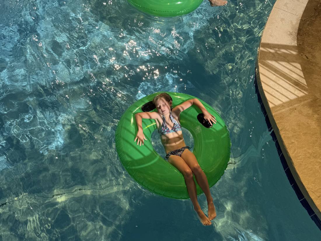 Kinderen op zwembanden in het zwembad van een hotel in Las Vegas, Nevada, Amerika