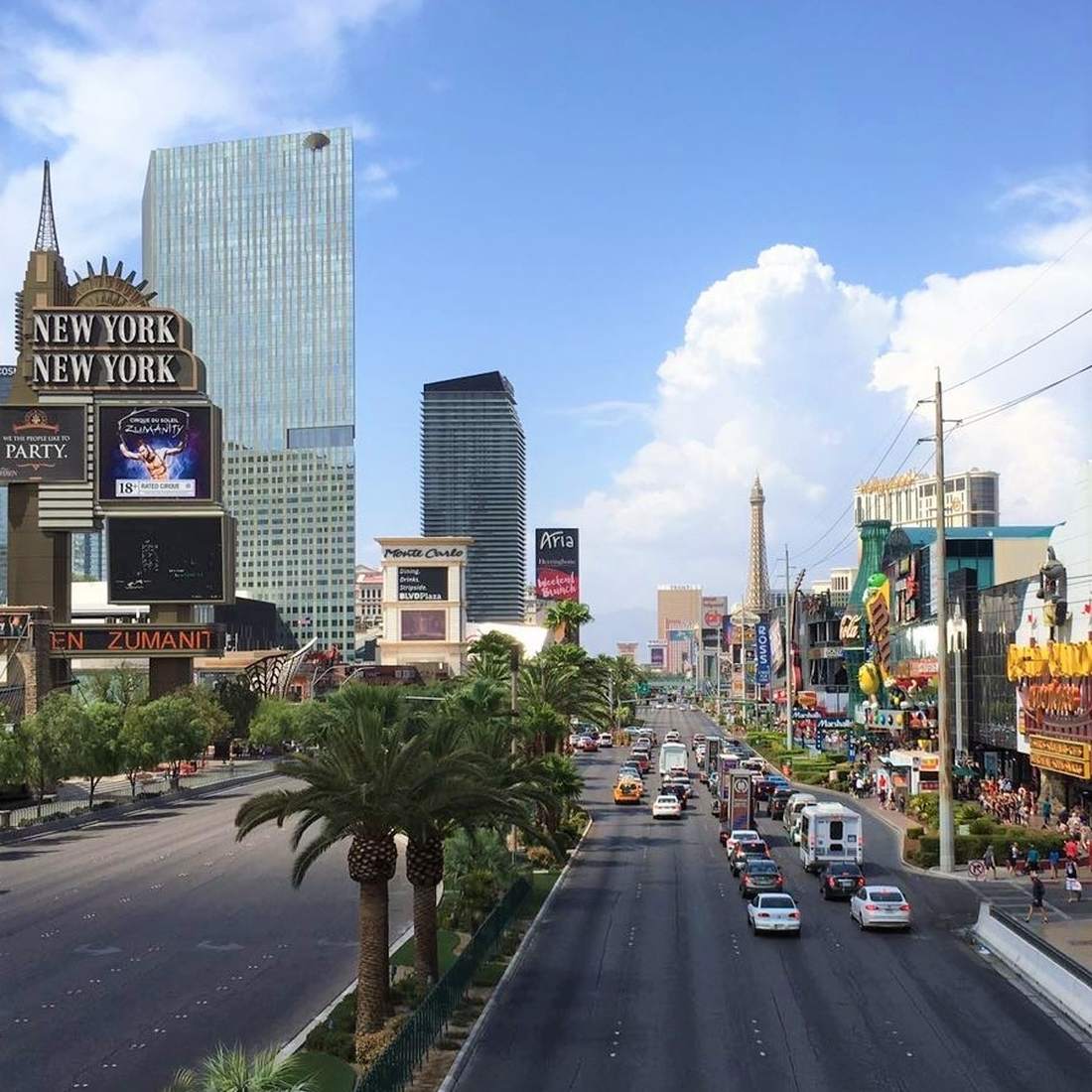 De Strip van Las Vegas overdag, met palmbomen en de hotels langs de weg, Nevada, Amerika