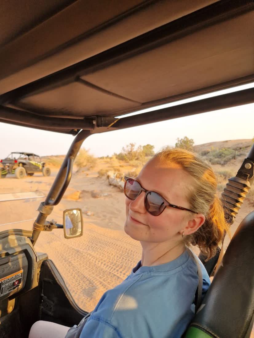 Tiener in een buggy bij Moab, Utah, Amerika