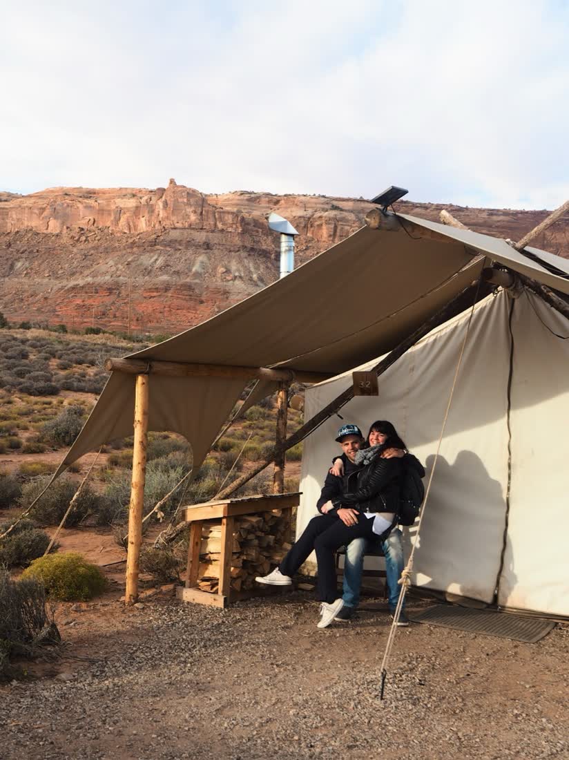 Een tent met bed in de woestijn, Utah, Amerika
