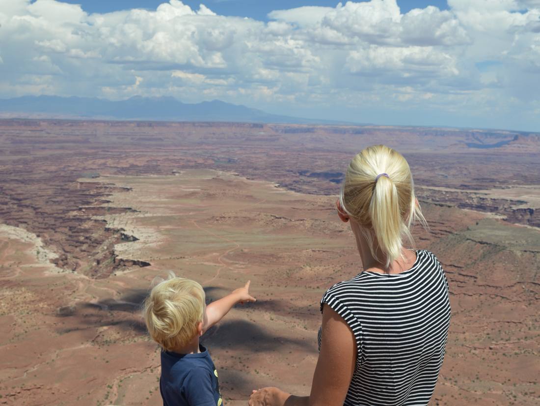 Moeder en kind aan de rand van de canyon bij Moab, Utah, Amerika