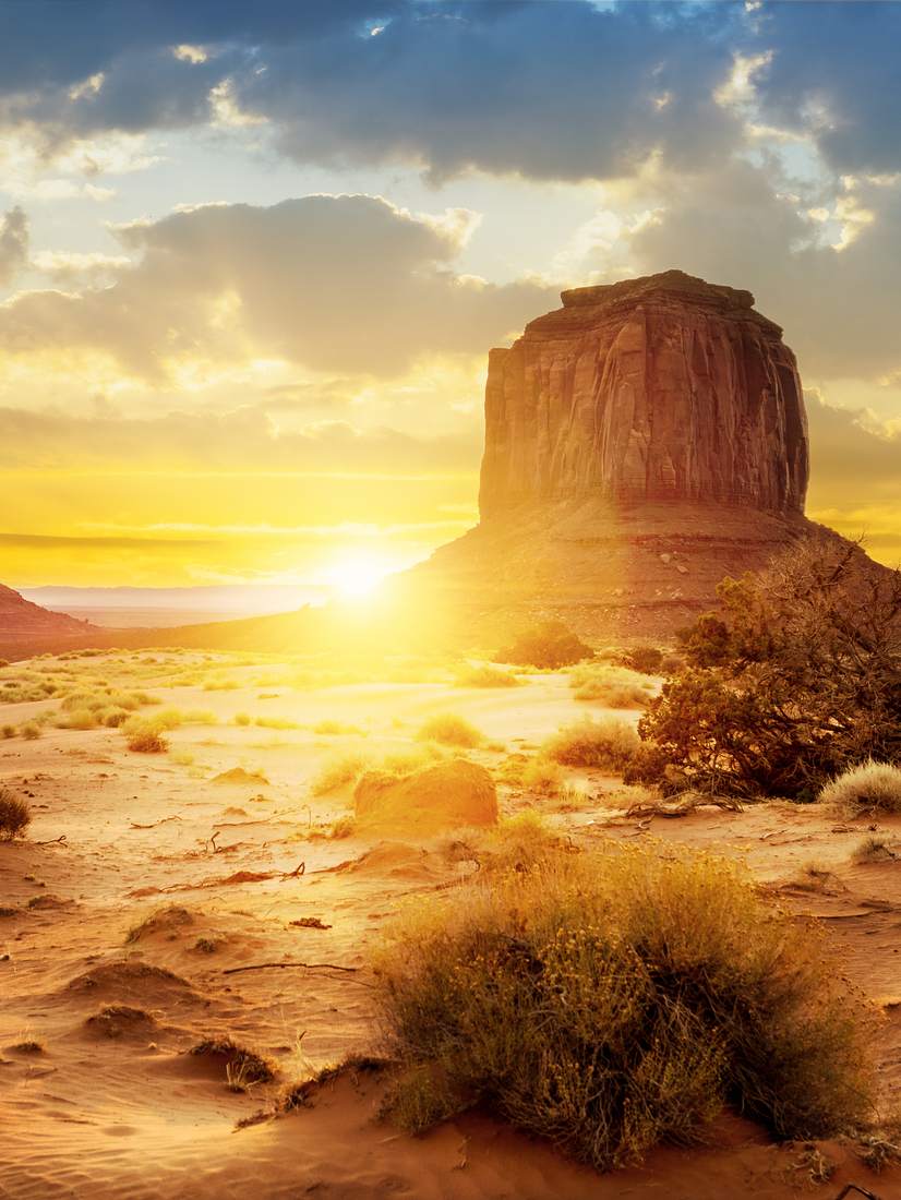 Zonsondergang bij de rotstorens van Monument Valley, Arizona, Amerika