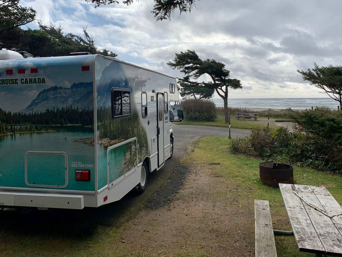 Een camper op een camping aan zee in Oregon, het noordwesten van Amerika