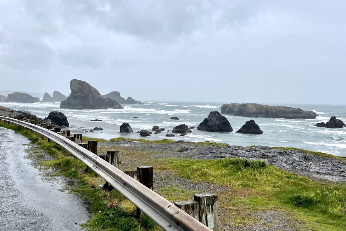 De kustweg langs de rotsen in zee, Oregon, het noordwesten van Amerika