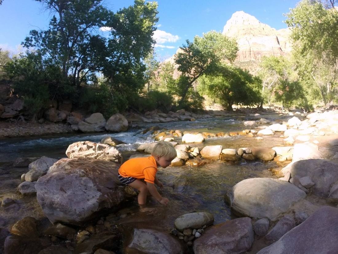 Een heerlijke plek tijdens onze rondreis amerika met kinderen: het riviertje achter de campsite bij Zion