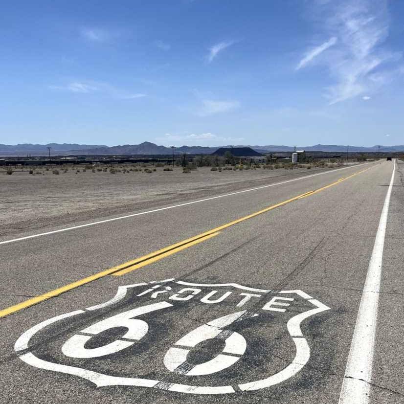 Het logo van Route 66 op het wegdek bij Kingman, Arizona, Amerika