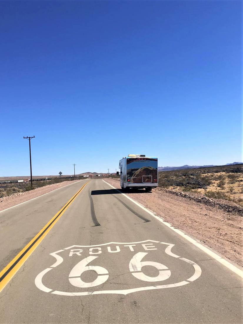 De camper op Route 66, met het logo op het wegdek, Arizona, Amerika