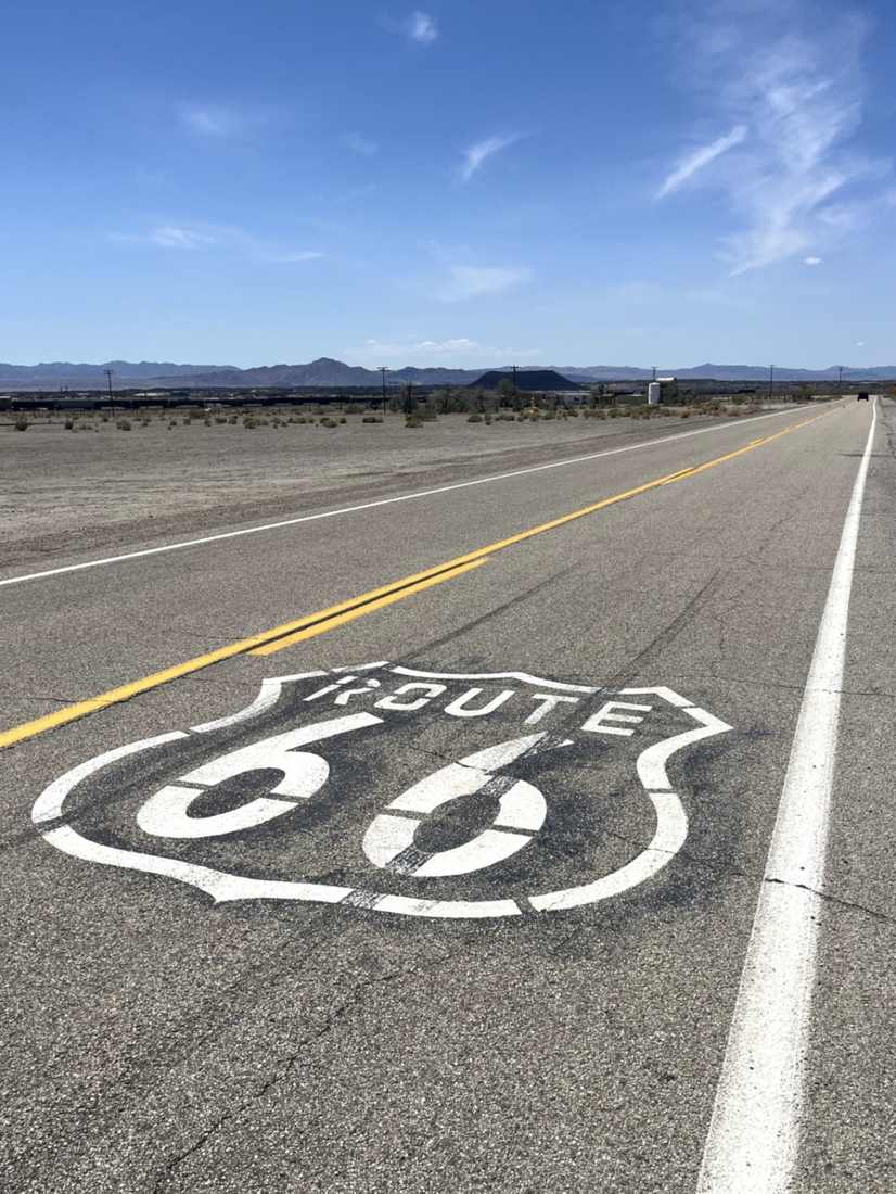 Het schild van Route 66 op het wegdek, het westen van Amerika