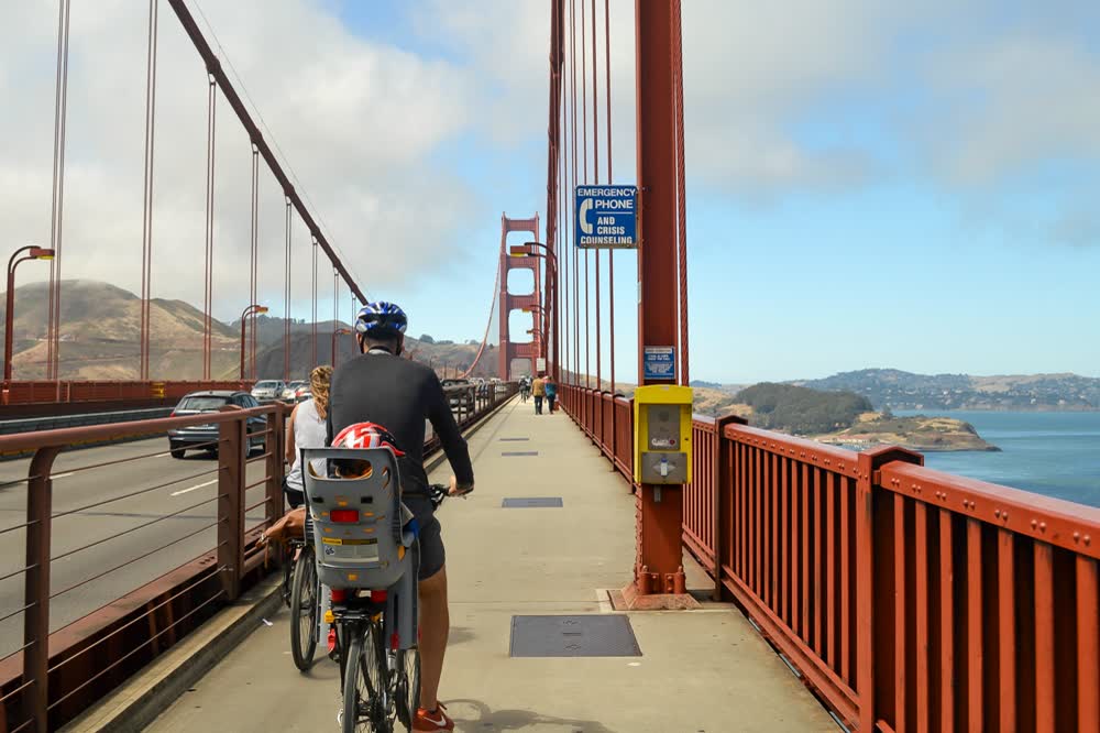 Fietsen over de Golden Gate Bridge, San Francisco, Californië, Amerika