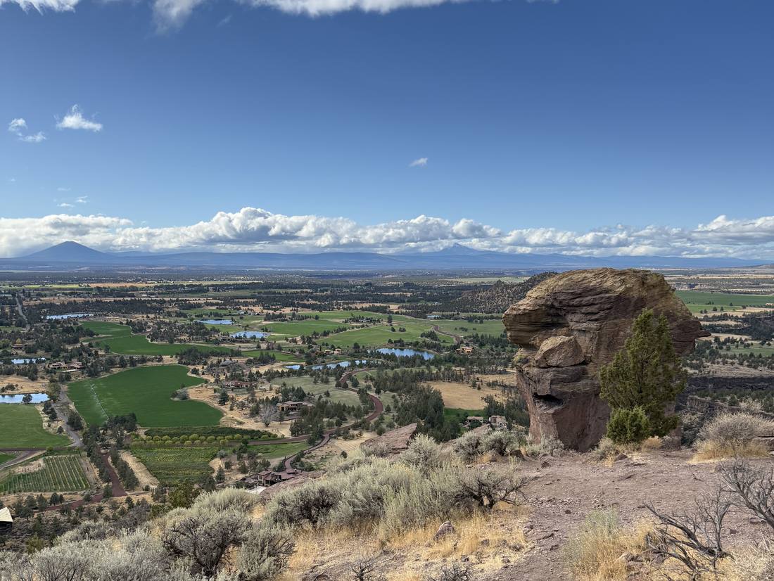 Uitzicht vanaf Smith Rock bij Bend, met de vulkanen van de Cascades in de verte, Oregon, Amerika