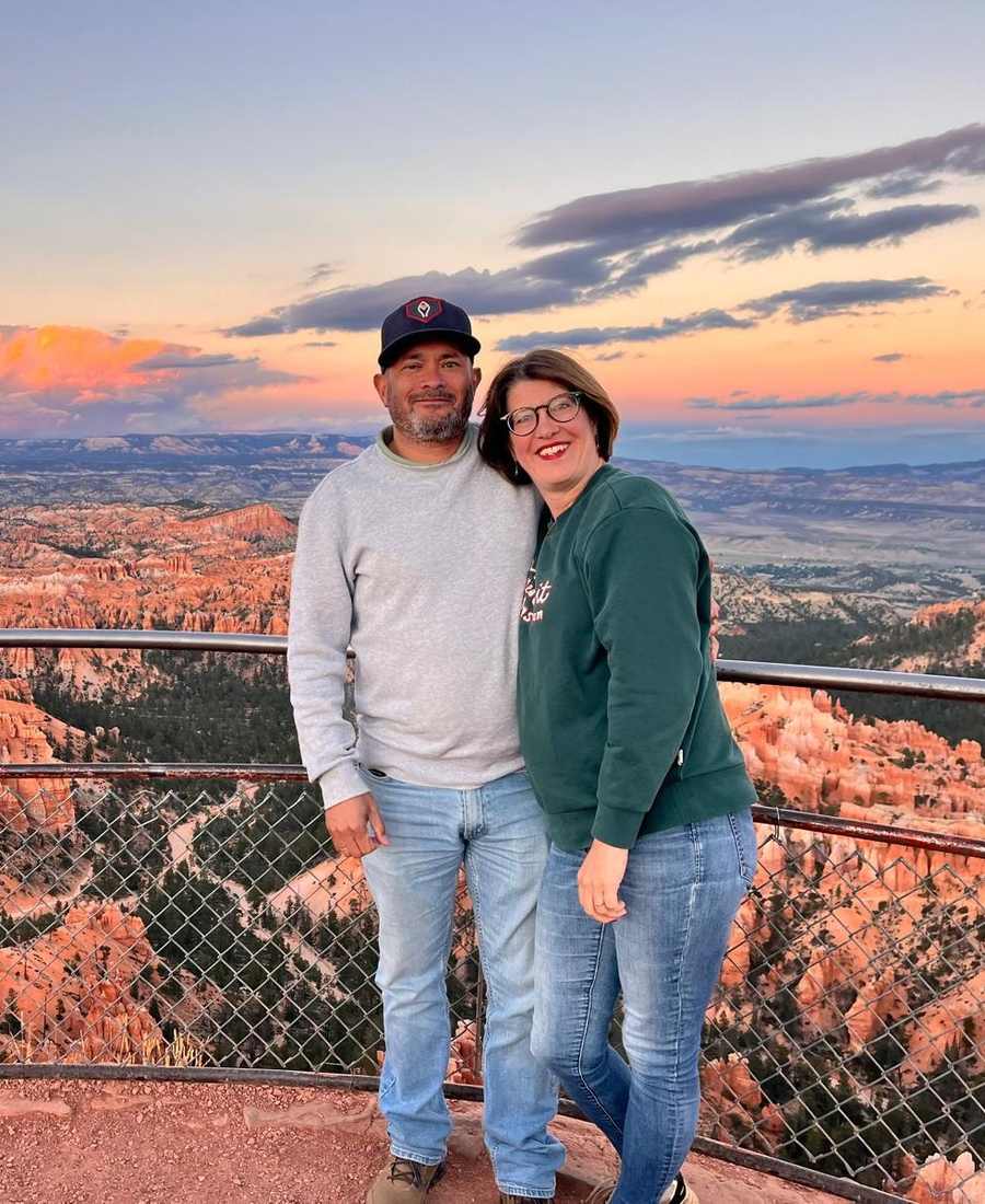 Een stel bij zonsondergang boven de hoodoos van Bryce Canyon, Utah, Amerika