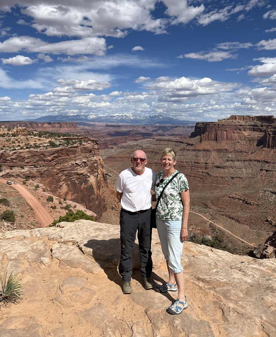 Een ouder stel op de rand van Canyonlands bij Moab, Utah, Amerika
