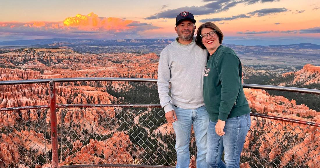 Stel bij het uitkijkpunt over Bryce Canyon in het avondlicht, Utah, Amerika