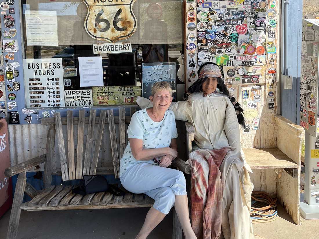 Bij de oude winkel aan Route 66 in Hackberry, Arizona, Amerika