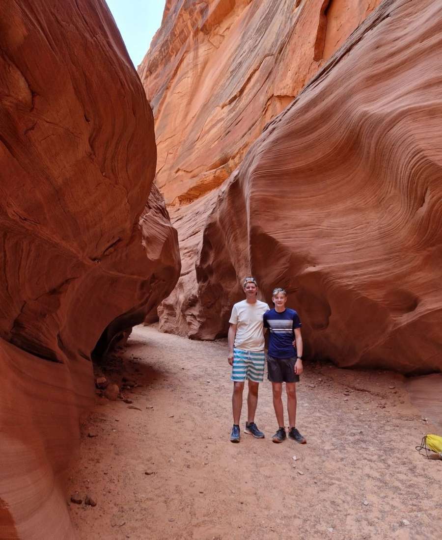 Een stel tussen de rode wanden van een slot canyon bij Page, Arizona, Amerika