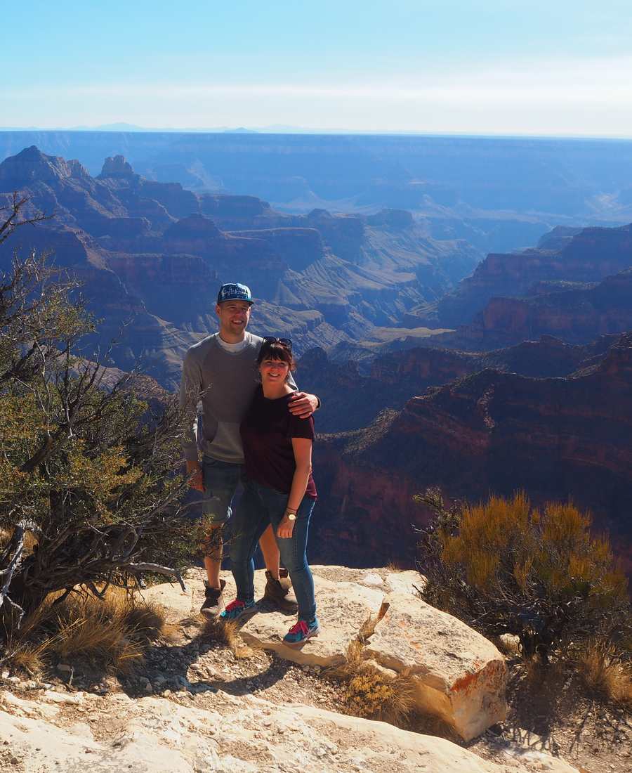 Een stel op de rand van een canyon in een van de nationale parken in het westen van Amerika