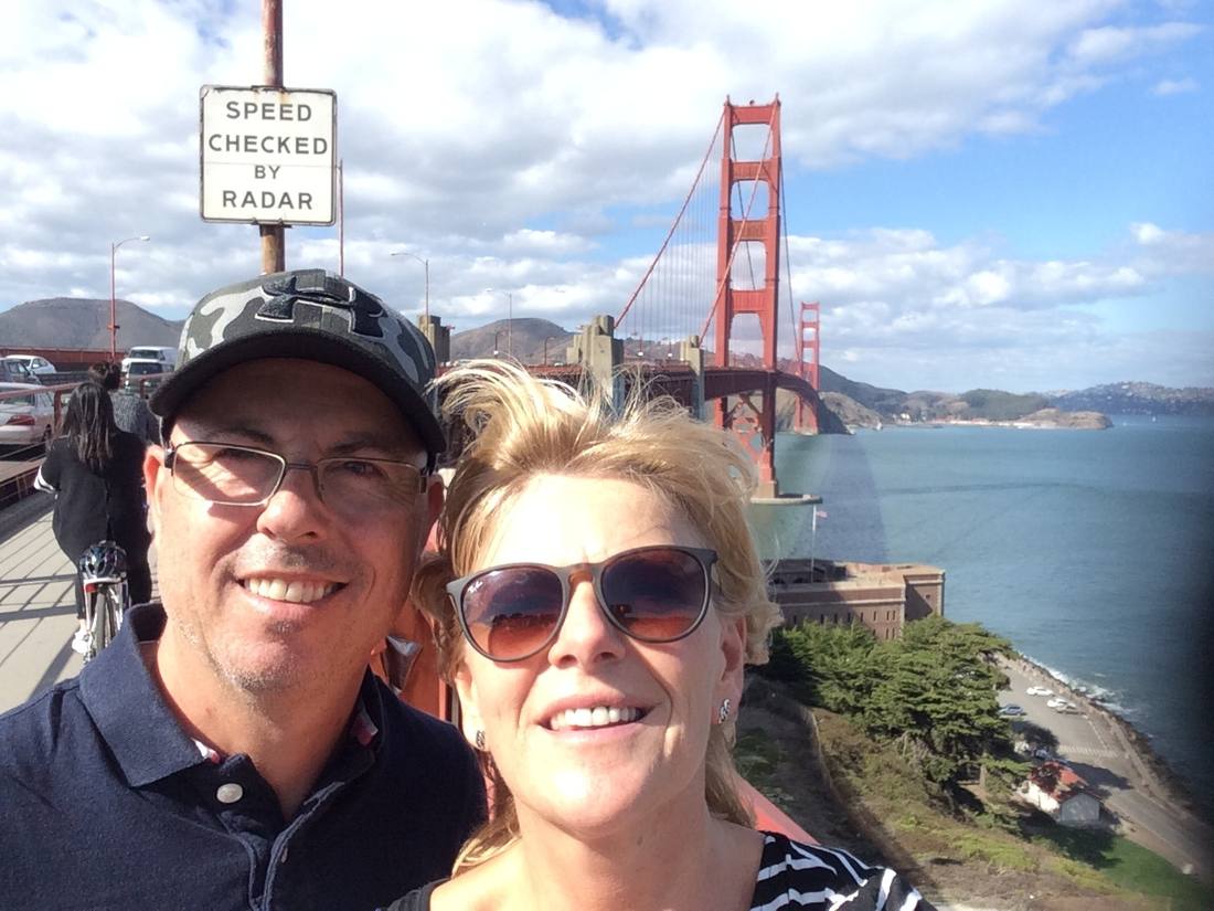 Een stel maakt een selfie op de Golden Gate Bridge, San Francisco, Californië, Amerika