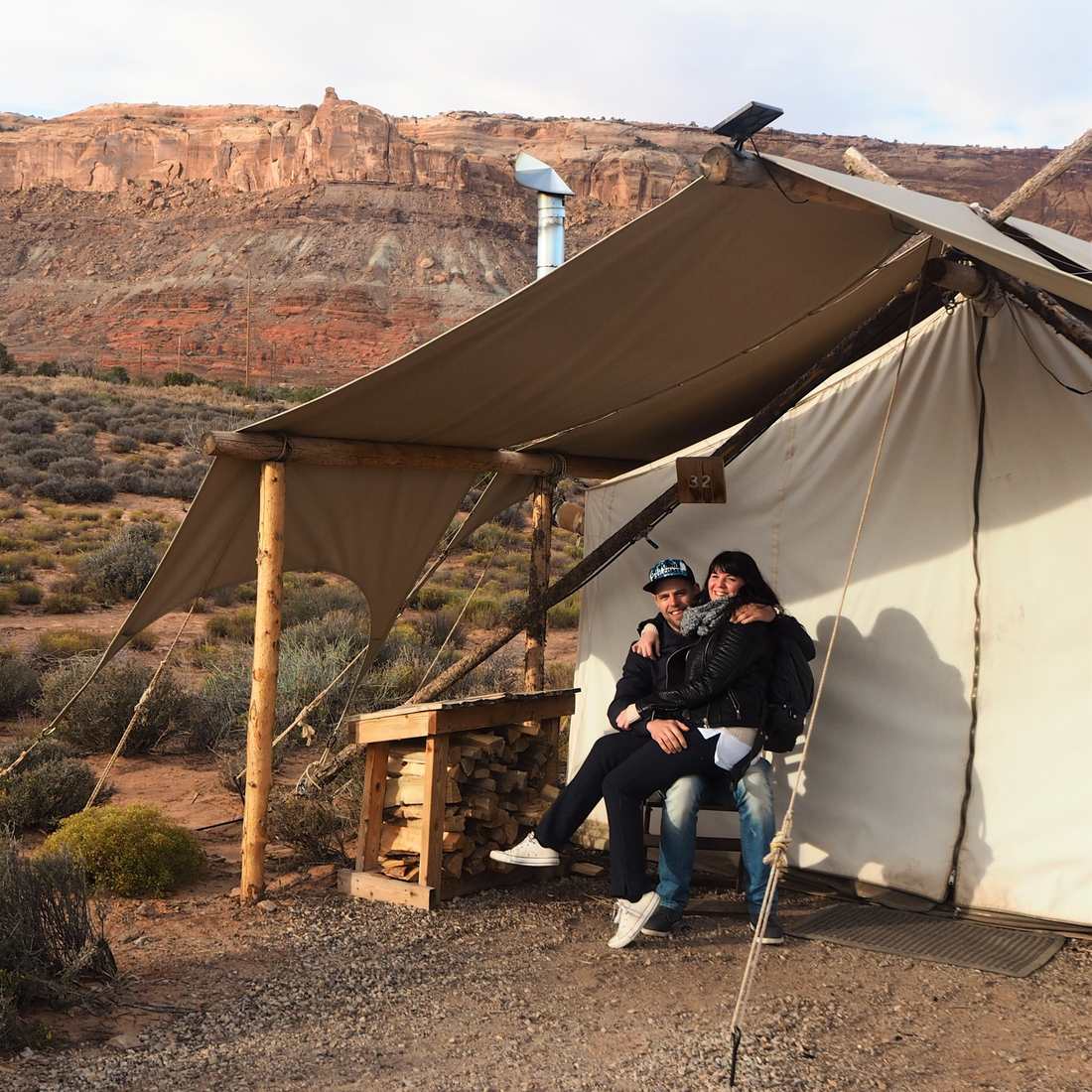 Een stel voor hun safaritent tussen de rotsen bij Moab, Utah, Amerika