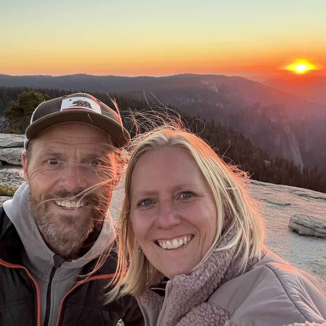 Een stel bij zonsondergang hoog boven Yosemite, Californië, Amerika