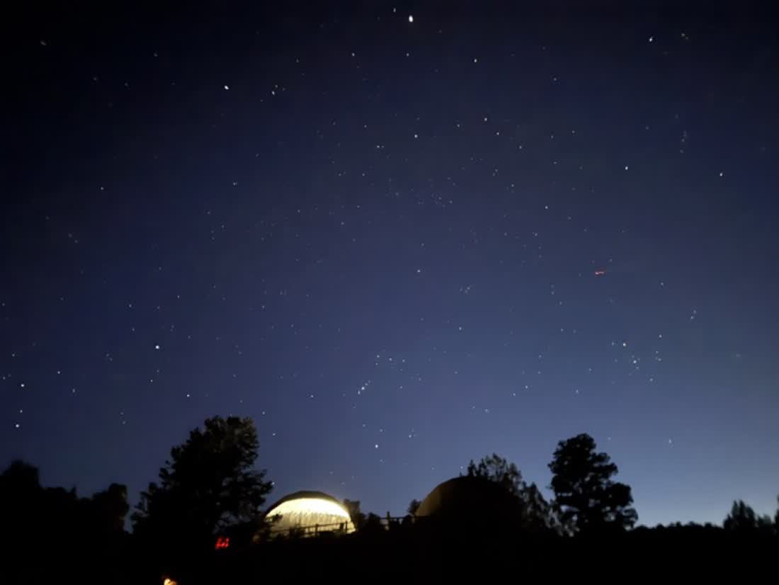 De sterrenhemel boven een camping in het westen van Amerika