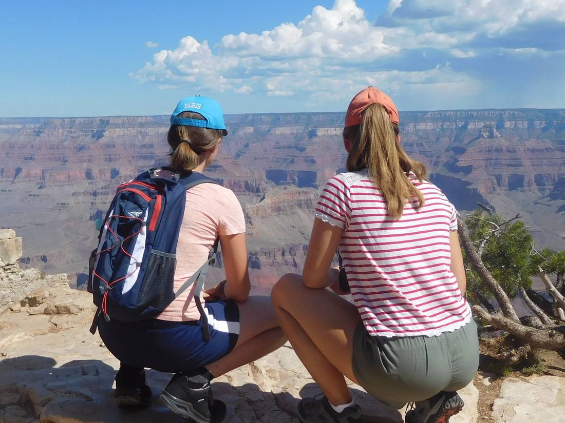 Twee wandelaars op de rand van de Grand Canyon, Arizona, Amerika