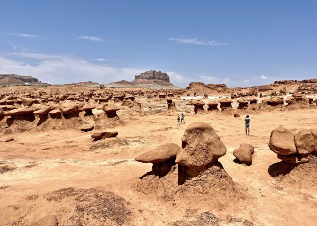 Verstoppertje in Goblin Valley State Park, Utah, Amerika