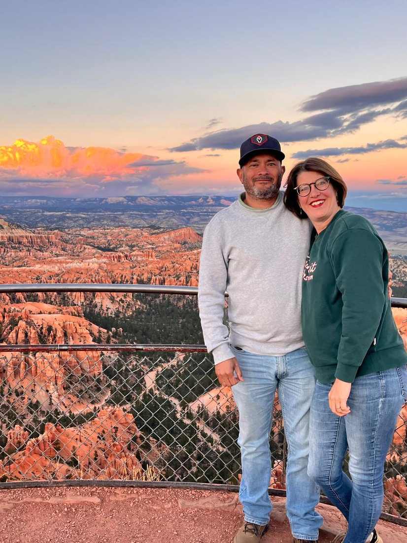 Twee reizigers bij de rode rotsen van Bryce Canyon, Utah, Amerika