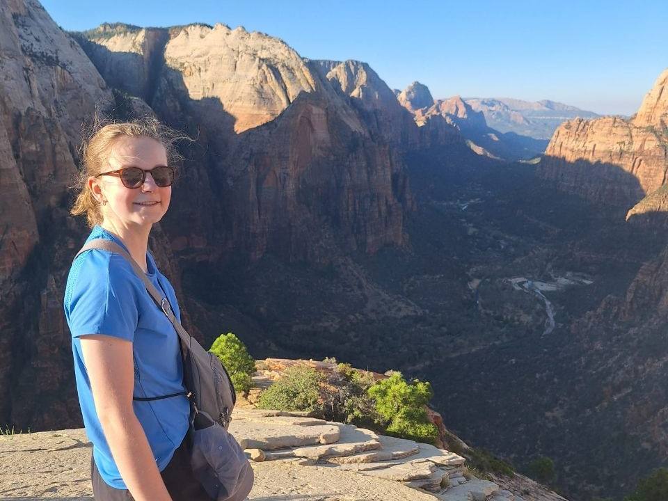 Een wandelaar boven het dal van Zion bij Angels Landing, Utah, Amerika