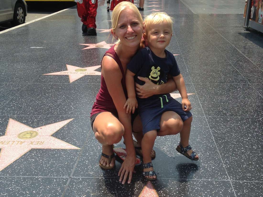 Moeder en kind op een ster van de Walk of Fame in Hollywood, Los Angeles, Californië, Amerika
