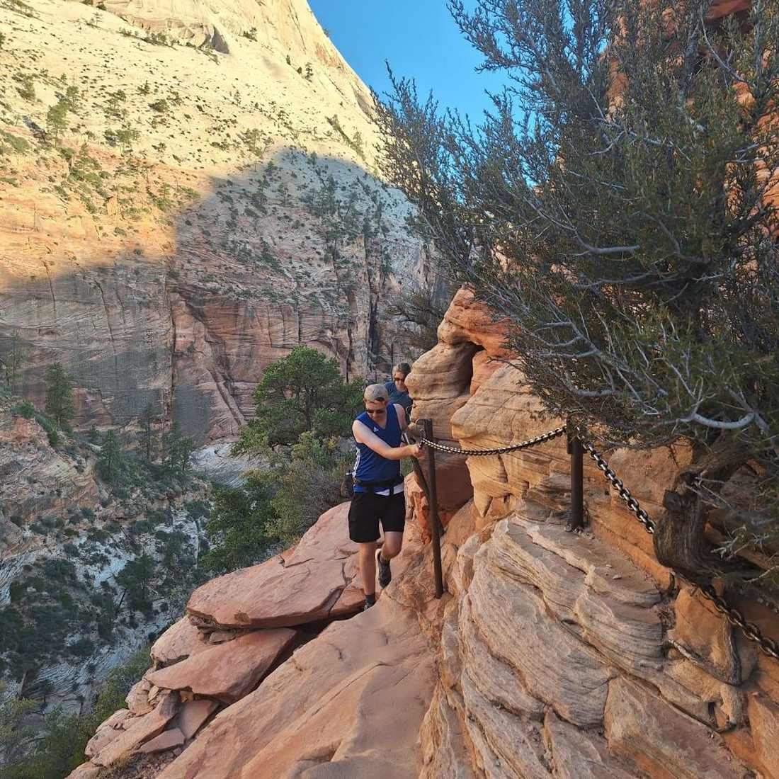 Een wandelaar aan de ketting op het pad naar Angels Landing in Zion, Utah, Amerika