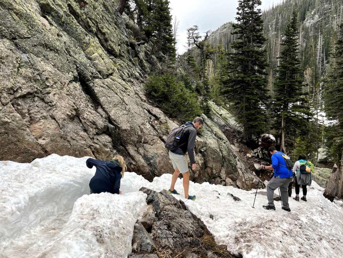 Rocky Mountains national park met kinderen is glibberen in de sneeuw...