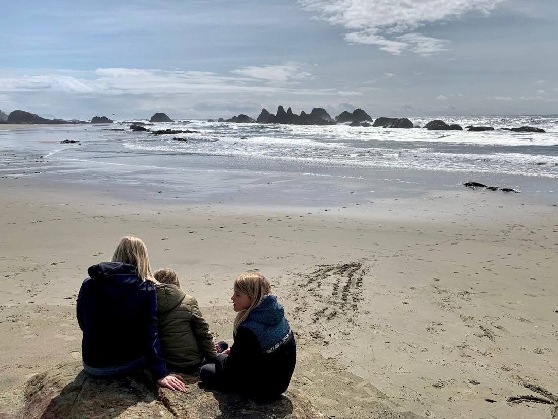 Uitwaaien aan het strand in Oregon met kinderen