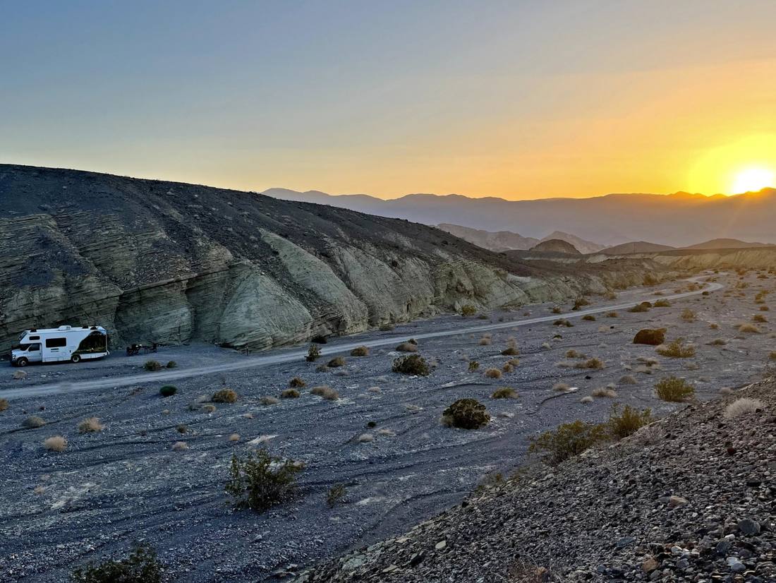 We kamperen in de middle of nowhere, hier in Death Valley met kinderen