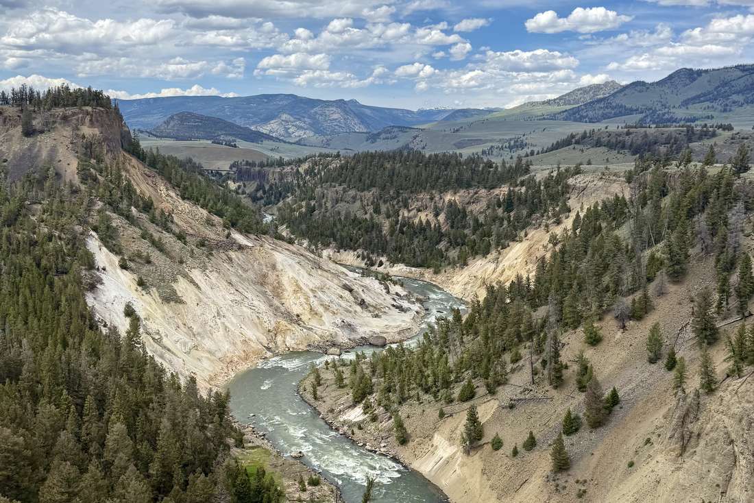 De canyon van de Yellowstone met de rivier eronder, Wyoming, Amerika